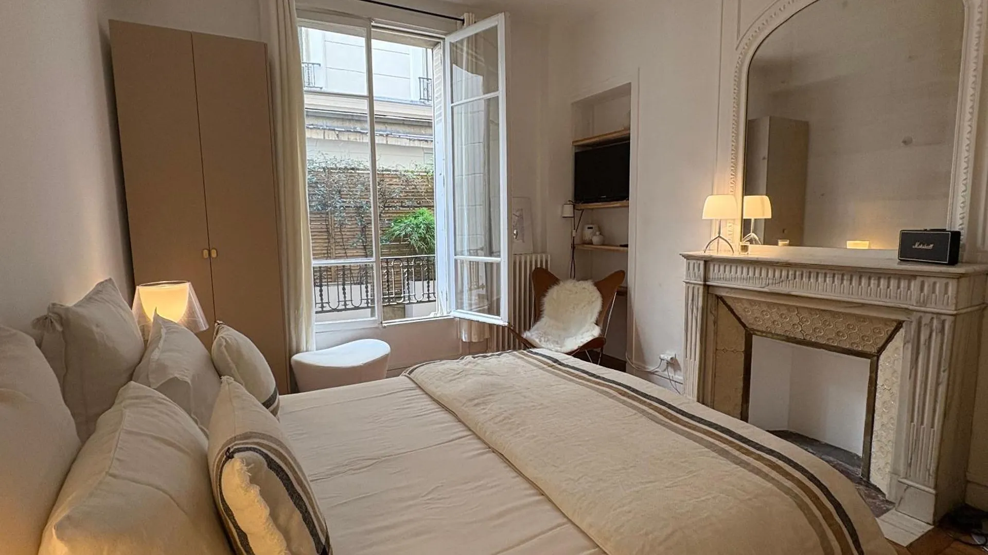 Comme Une Maison A Deux Pas De L'Arc De Triomphe Paris France